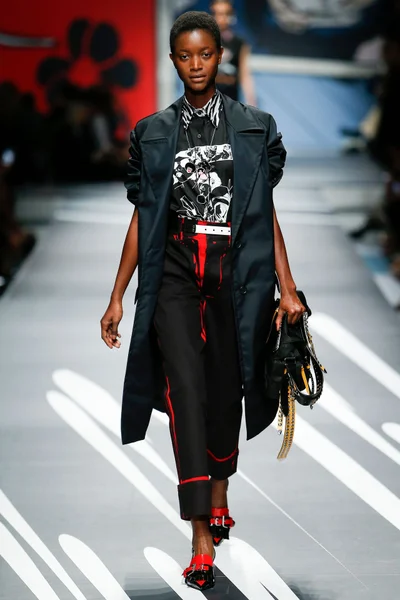 Look 16